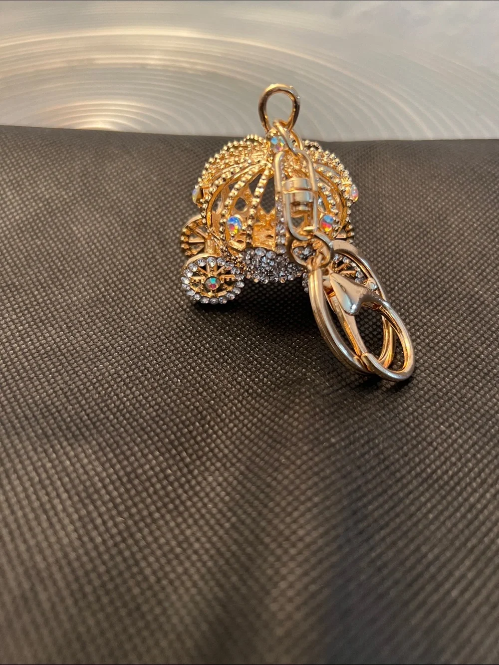 CARRIAGE KEYCHAIN
